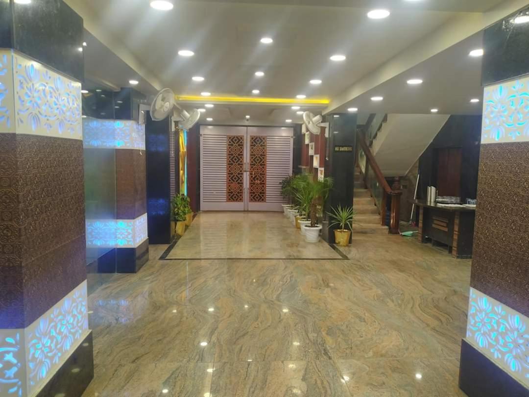 Hotel Sjr Varanasi Exteriör bild
